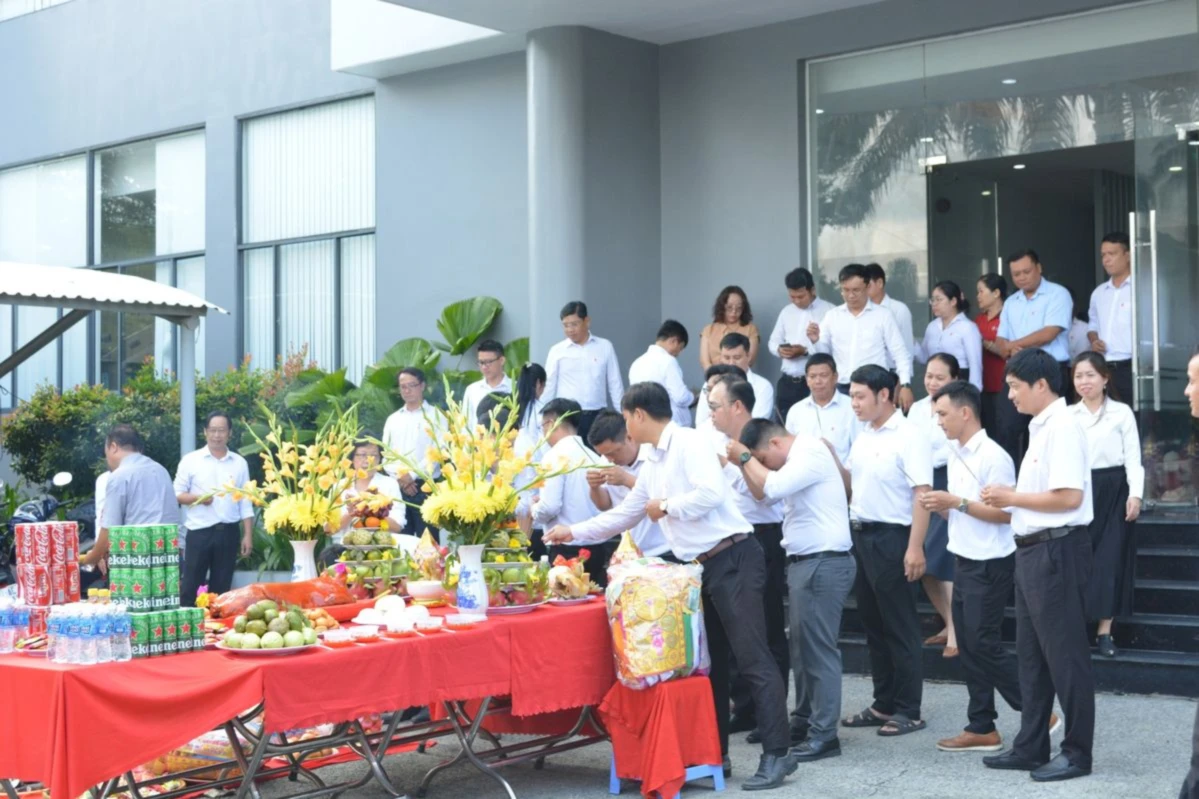 Nhân viên công ty cùng tham gia nghi lễ đọc văn khấn và thắp nhang trong buổi tất niên
