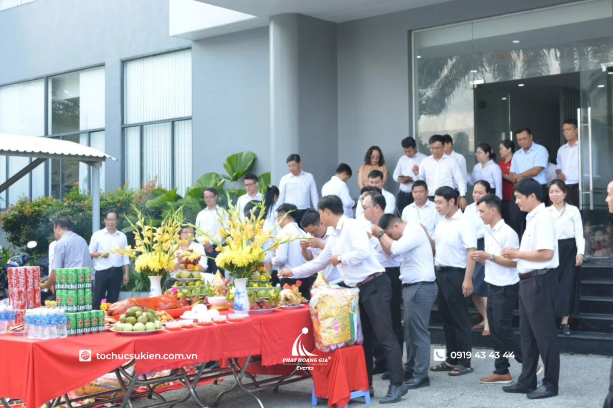 Nhân viên công ty cùng tham gia nghi lễ đọc văn khấn và thắp nhang trong buổi tất niên