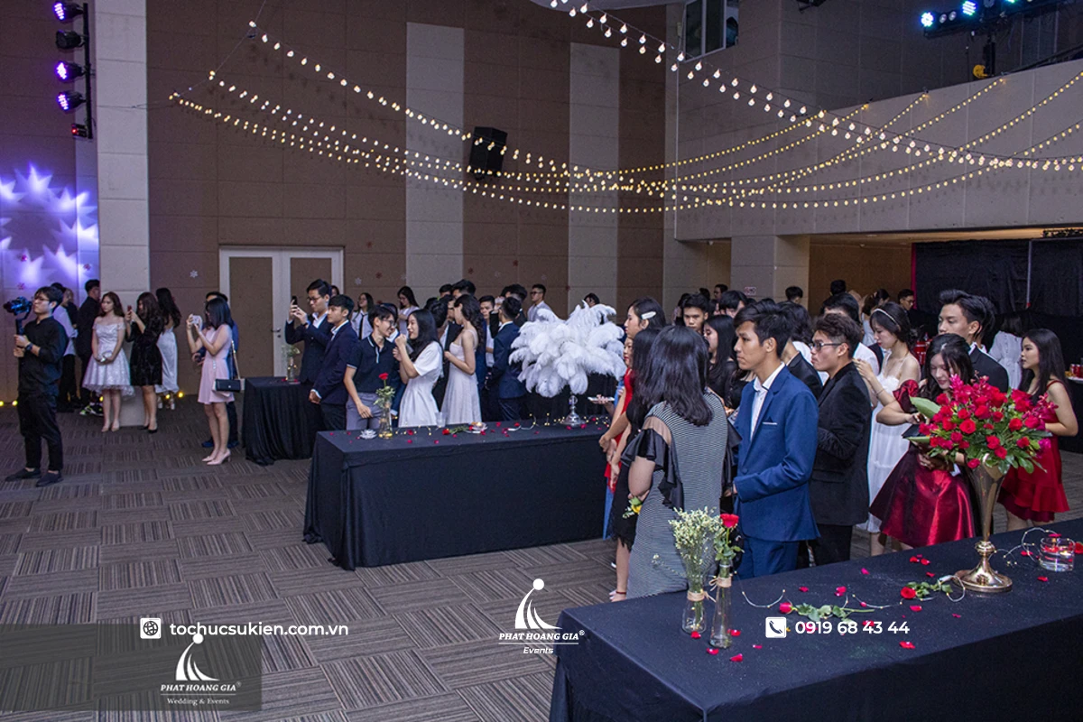 Không gian prom night sôi động với các bạn trẻ tham dự bữa tiệc cuối năm trong hội trường lung linh rực rỡ ánh đèn.