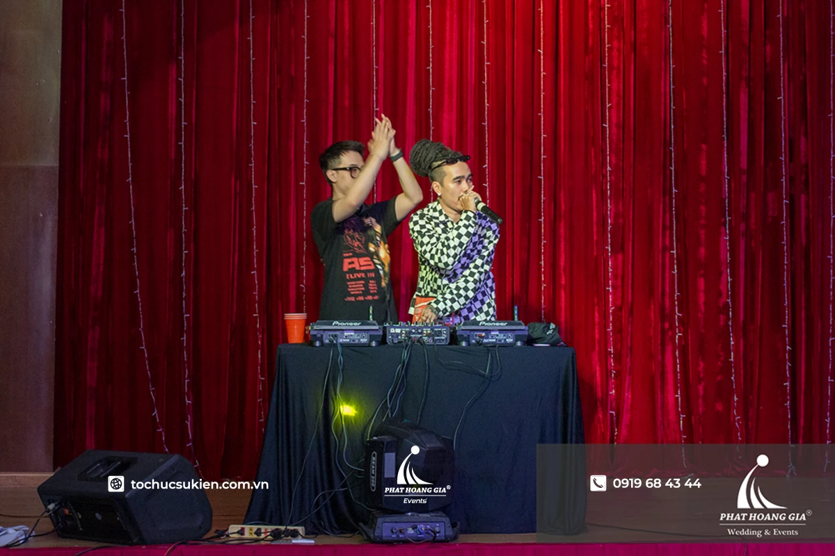 Rapper cùng DJ khuấy động không khí prom night cực cháy trên sân khấu rèm đỏ rực rỡ.