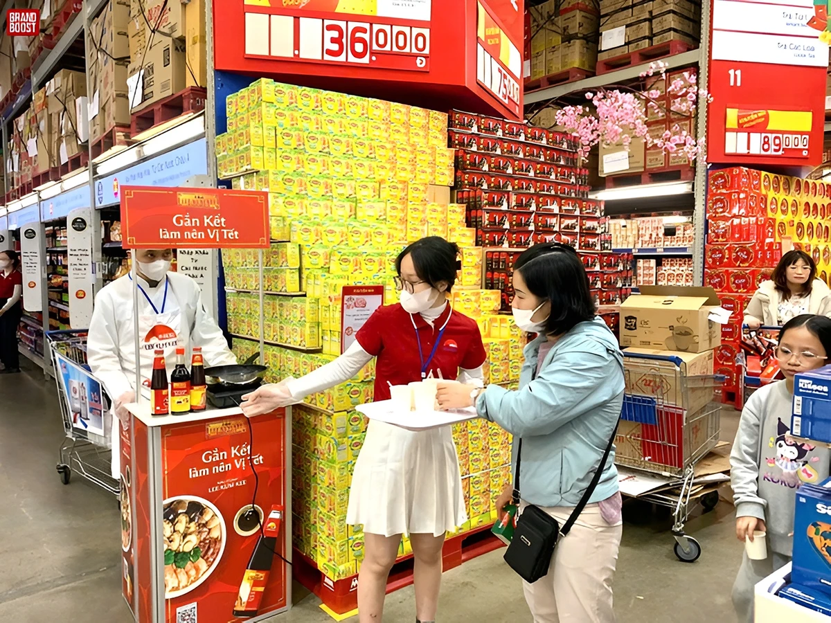 Hoạt động sampling sản phẩm tại booth trong trung tâm thương mại với nhân viên hỗ trợ
