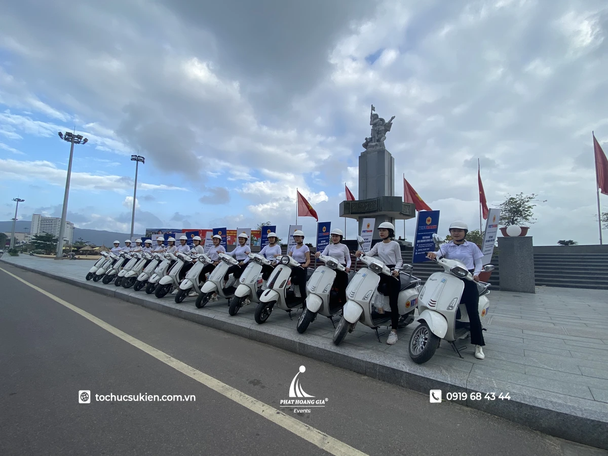 Đoàn xe roadshow chuẩn bị xuất phát với đội ngũ tươi trẻ