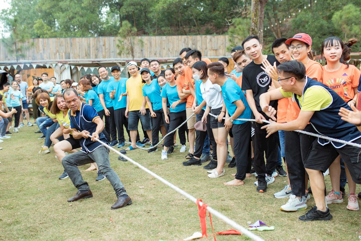 Trò chơi kéo co giữa hai đội với sự cổ vũ đông vui của mọi người xung quanh