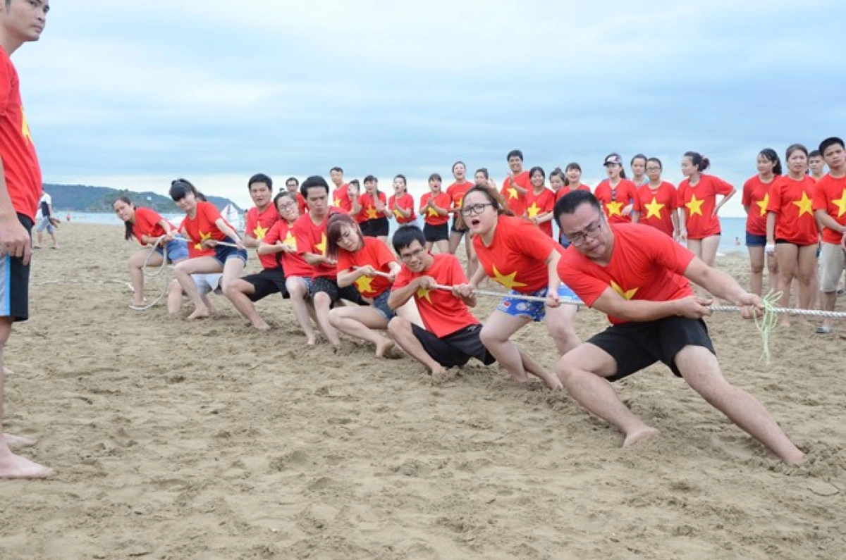 Kéo co là một trò chơi thú vị giúp gắn kết mọi người trong các dịp team building bãi biển.
