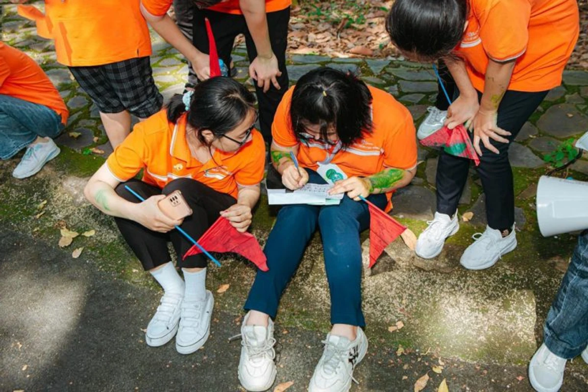 Cả đội tập trung tìm lời giải khi tham gia trò chơi nhiều người trong chuyến team building.