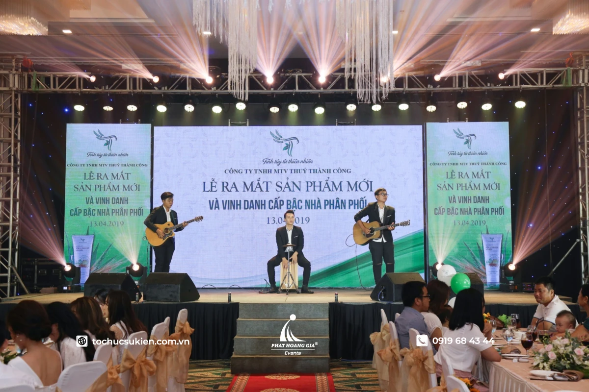 Ban nhạc acoustic với guitar và cajon biểu diễn tại buổi ra mắt sản phẩm mới doanh nghiệp