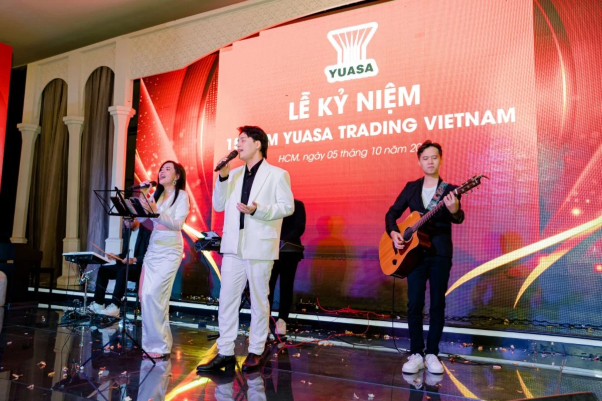 Ban nhạc acoustic biểu diễn tại lễ kỷ niệm doanh nghiệp, minh họa acoustic là gì