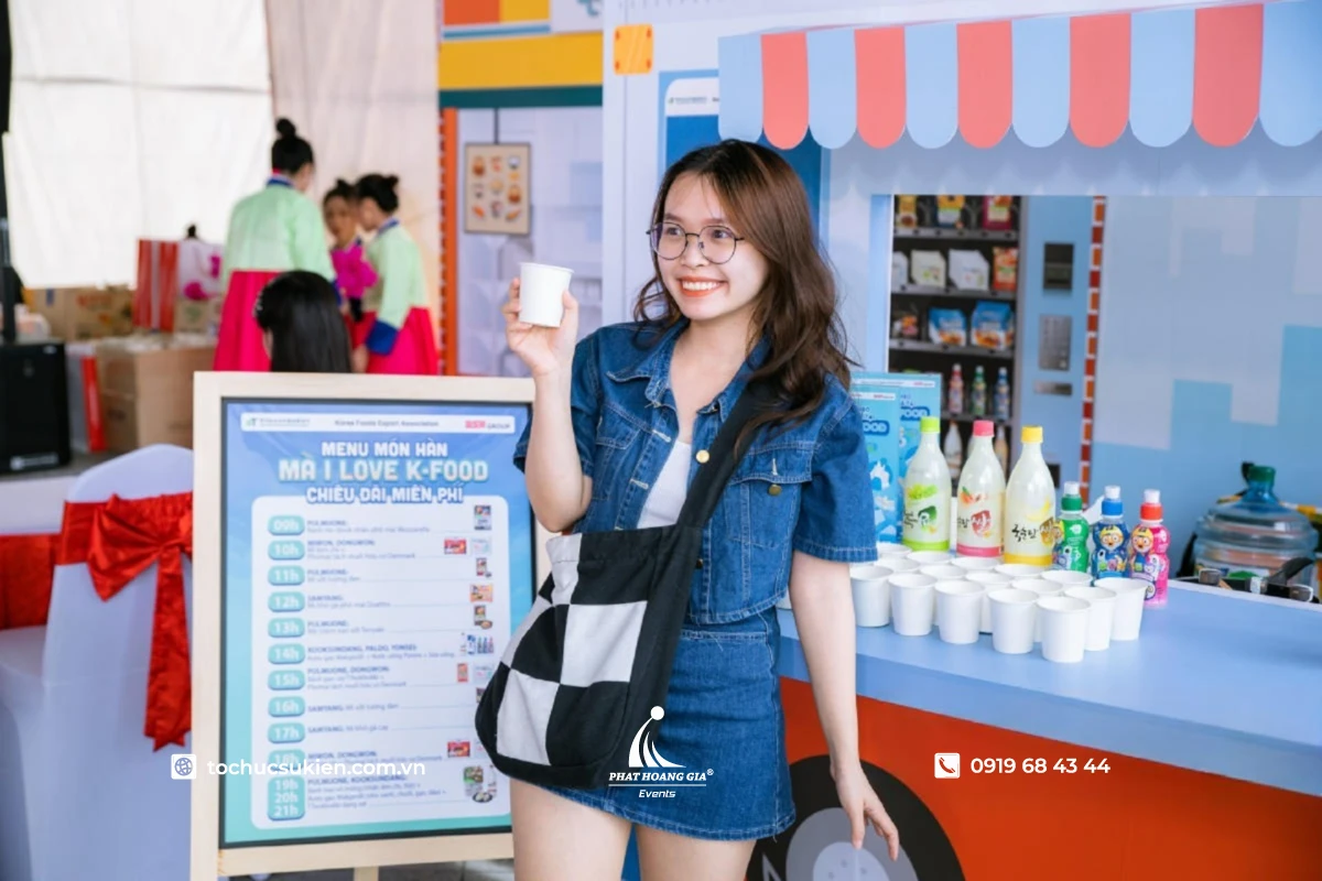 Khách mời trải nghiệm dùng thử sản phẩm trong chương trình sampling tại lễ hội ẩm thực
