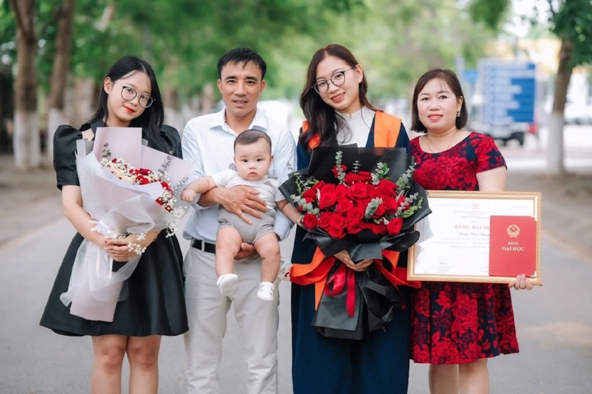 Khoảnh khắc sinh viên chụp ảnh cùng gia đình ngày tốt nghiệp