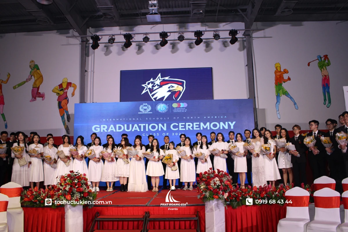 Khoảnh khắc chụp ảnh tốt nghiệp tập thể cả lớp tại hội trường trong lễ nhận thưởng