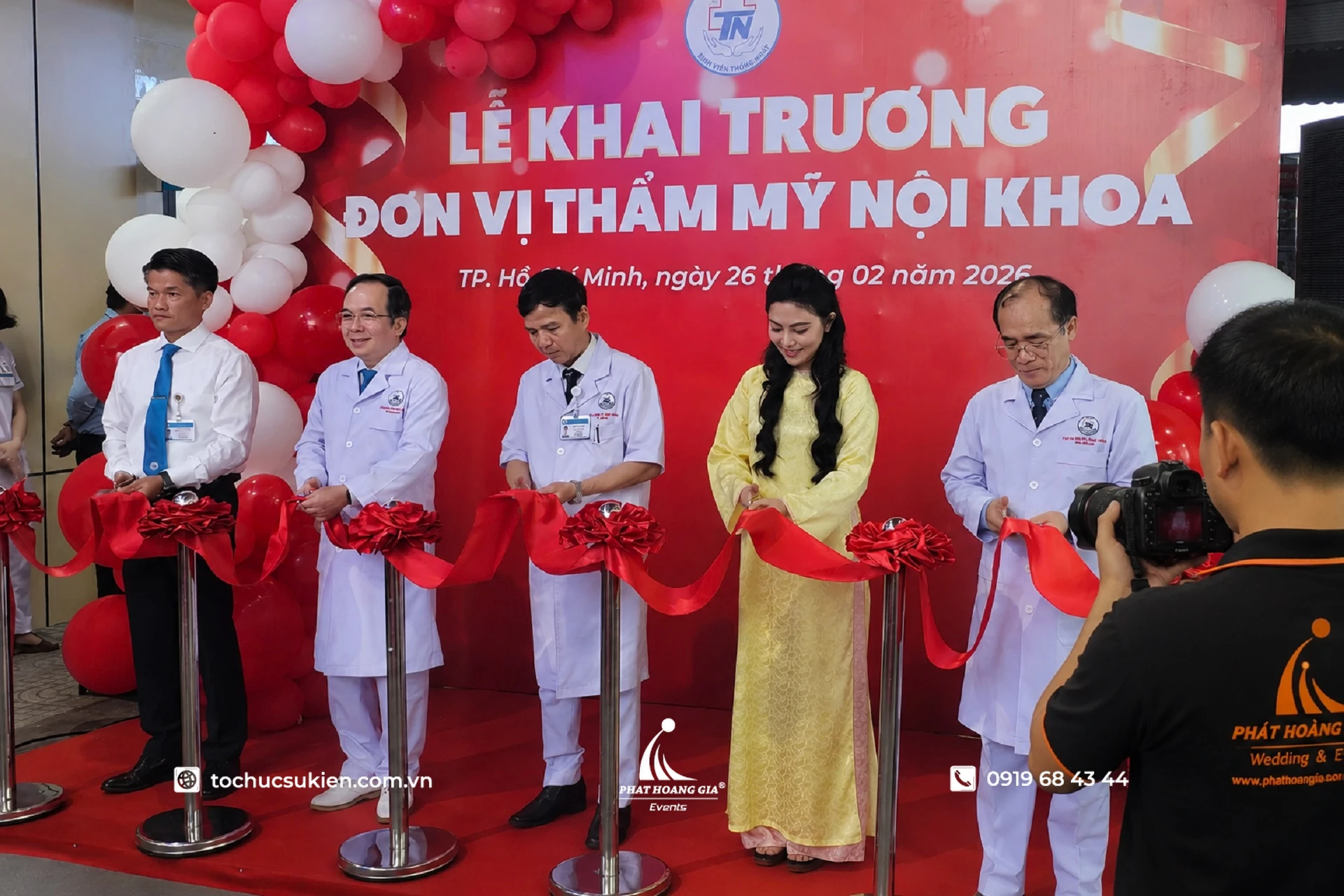 Nhân viên sự kiện ghi hình khoảnh khắc cắt băng khai trương trong lễ khai trương doanh nghiệp