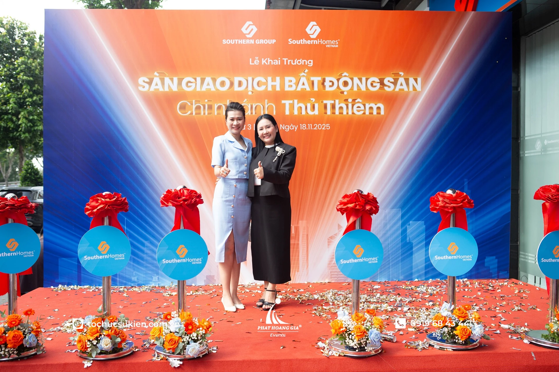 Khoảnh khắc khách mời tạo dáng chụp ảnh sau khai trương được ekip ghi hình theo kịch bản đã brief trước