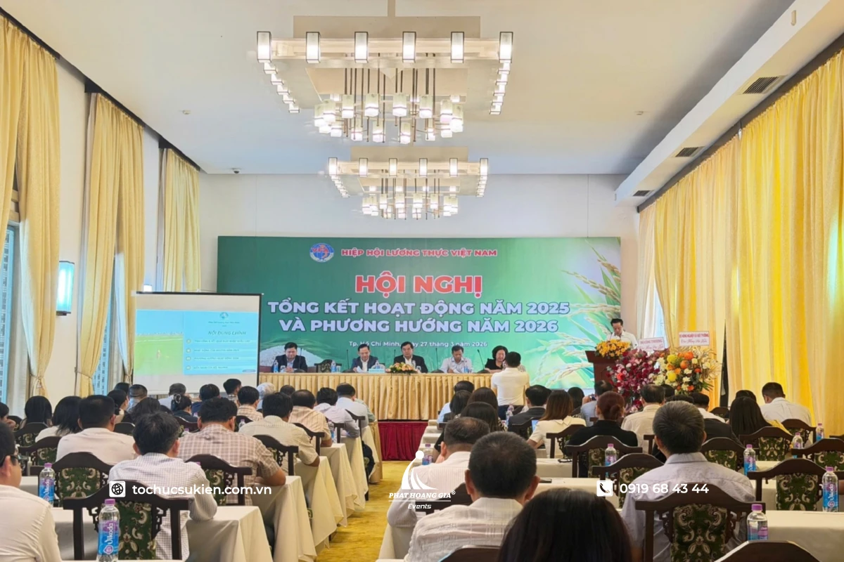 Toàn cảnh đại diện lãnh đạo công ty phát biểu trên sân khấu tại hội nghị tổng kết năm trong không gian sang trọng