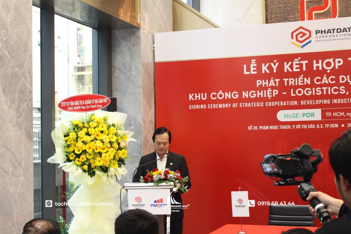 Đại diện doanh nghiệp đọc bài phát biểu trên bục tại lễ ký kết hợp tác