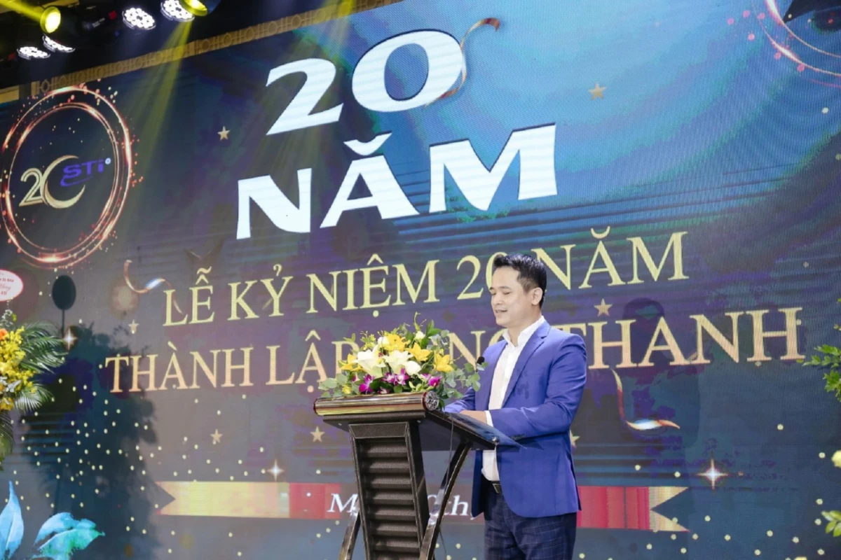 Tổng giám đốc phát biểu trên bục tại lễ kỷ niệm thành lập công ty