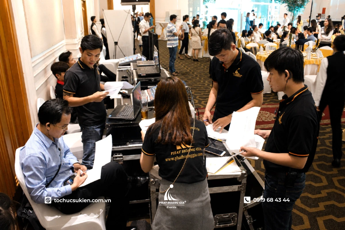 Quản lý sự kiện họp cùng ekip điều phối chương trình và rà soát công tác vận hành trước giờ diễn ra sự kiện