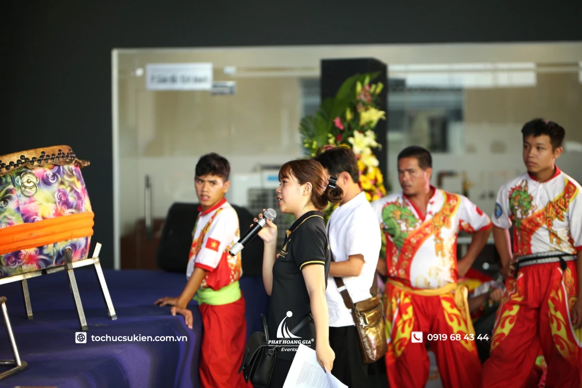 Quản lý sự kiện điều phối chương trình và phối hợp ekip biểu diễn trong quá trình tổ chức sự kiện