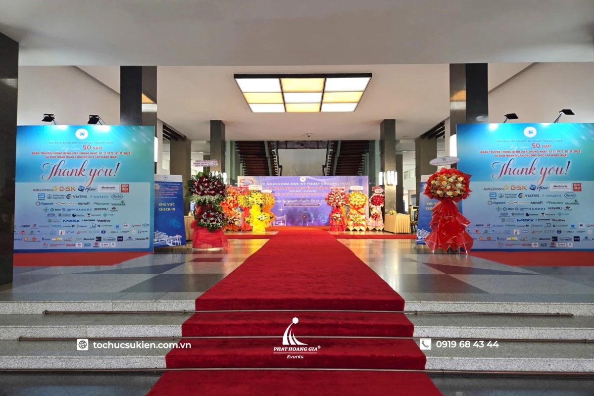 Banner tri ân nhà tài trợ bố trí hai bên lối vào khu vực check-in hội thảo doanh nghiệp
