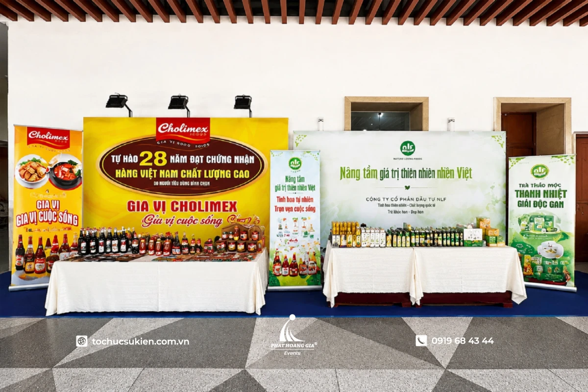 Khu trưng bày sản phẩm tại sự kiện doanh nghiệp với banner branding khổ lớn quảng bá thương hiệu sản phẩm
