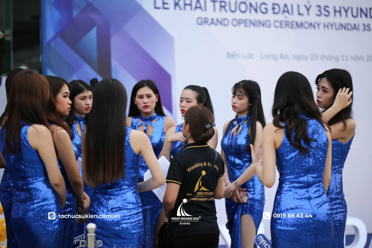 Quản lý sự kiện briefing nhân sự lễ tân và PG trước giờ khai trương chương trình doanh nghiệp