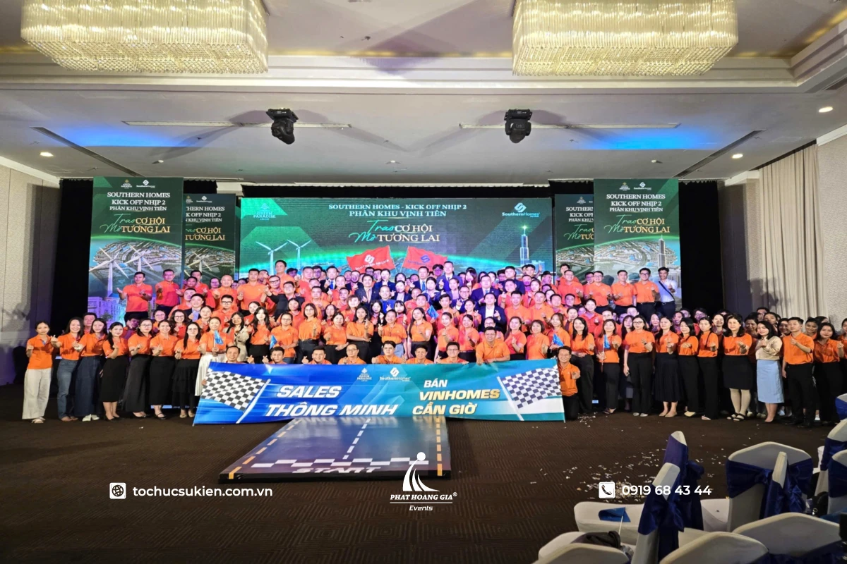 Banner sự kiện kick off doanh nghiệp với banner dọc hai bên sân khấu và banner ngang phía trước khu vực chương trình