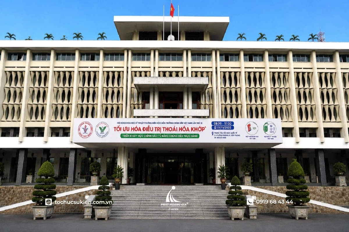 Banner hội thảo treo ngang mặt tiền tòa nhà tại địa điểm tổ chức sự kiện