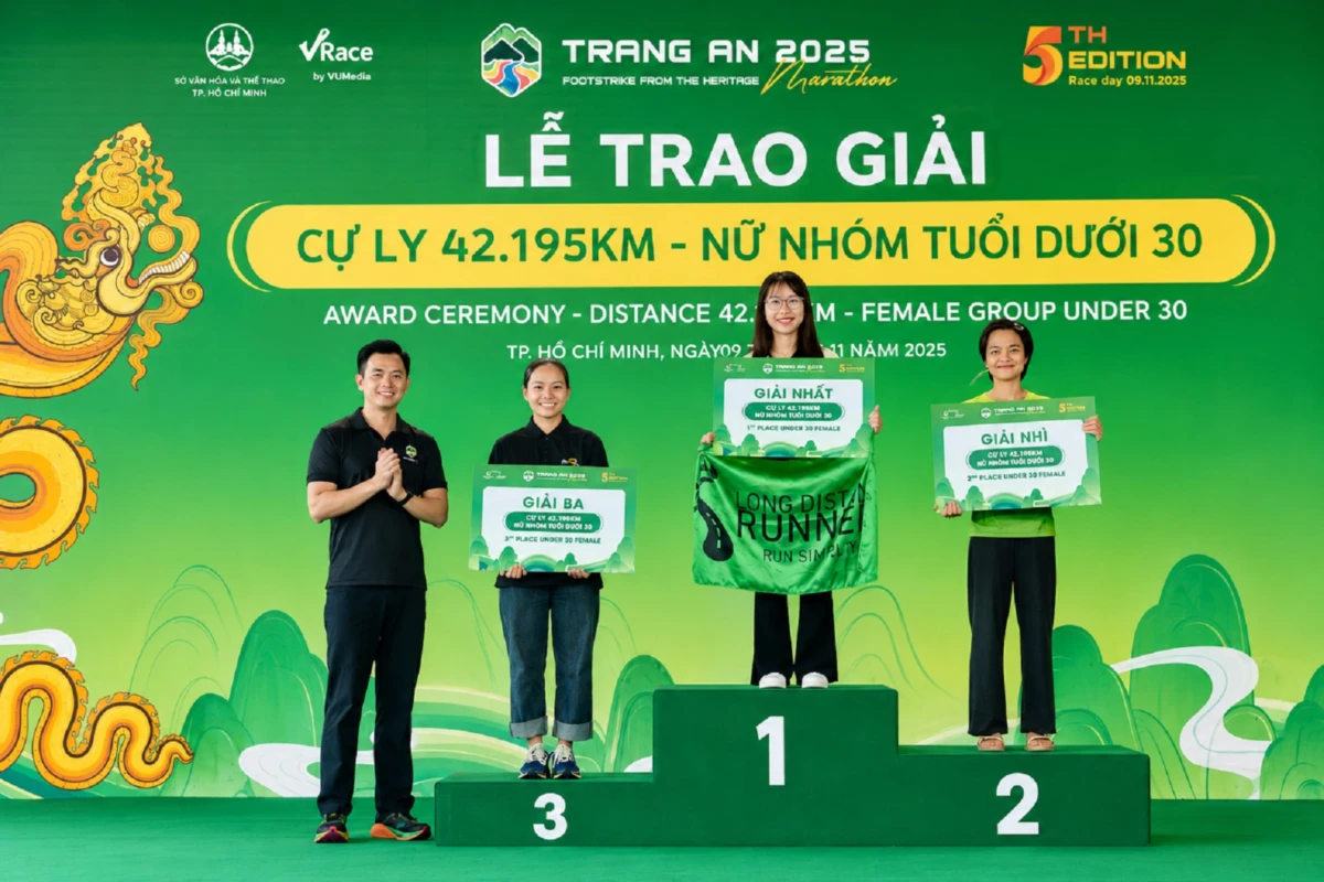 Bục trao giải với phụ kiện bảng chứng nhận, cờ thành tích và vật phẩm vinh danh dành cho top 3 vận động viên tại lễ trao giải