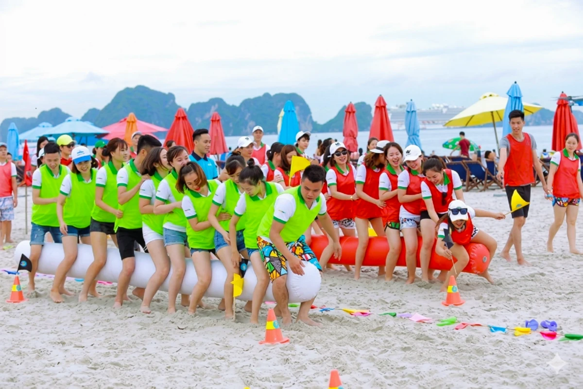 Trò chơi thi đua chạy đoàn kết với bóng hơi trong team building tại bãi biển