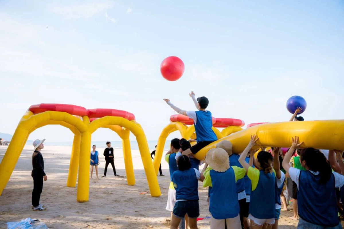 Trò chơi ném bóng hơi qua khung trong team building tại bãi biển