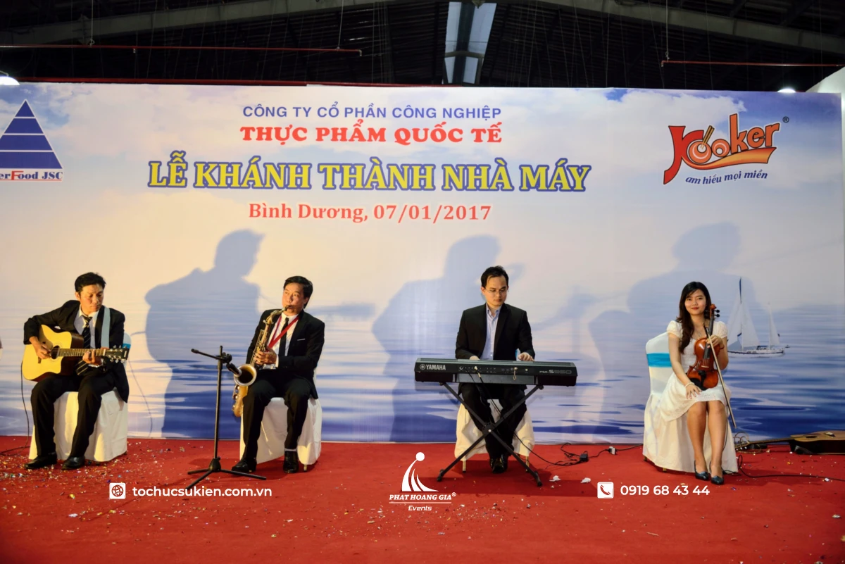 Ban nhạc sự kiện Phát Hoàng Gia với dàn nhạc công Guitar, Saxophone, Keyboard và Violin biểu diễn tại lễ khánh thành nhà máy