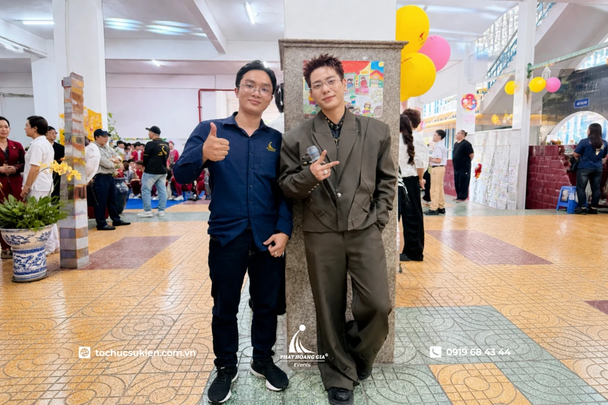 Nhân sự Phát Hoàng Gia tham gia điều phối hoạt động chụp ảnh cùng ca sĩ tại sự kiện