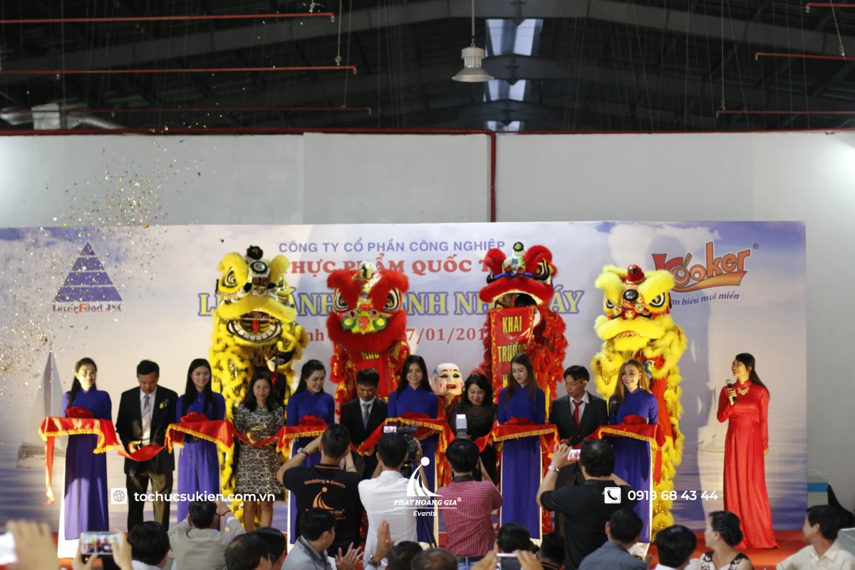 Toàn cảnh đoàn lân trong sự kiên khai trương do PHG triển khai