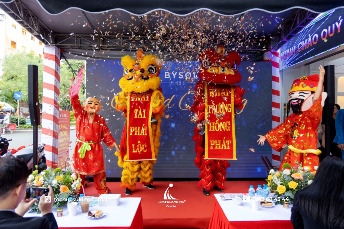 Toàn cảnh múa song lân khai trương trong cho thuê múa lân sư rồng tại PHG