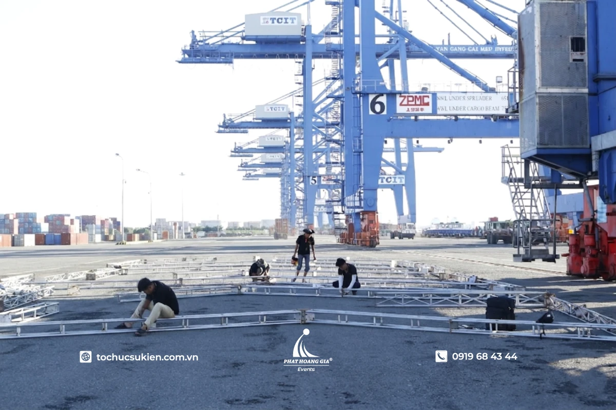 Ekip sự kiện lắp đặt nhà bạt khung thép cho lễ khởi công dự án