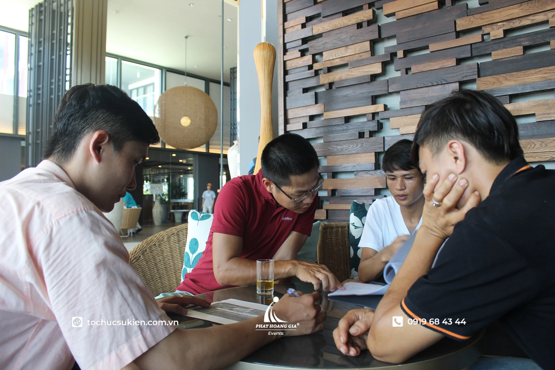 Đại diện khách hàng và đơn vị tổ chức sự kiện trao đổi nội dung trước khi ký kết hợp đồng