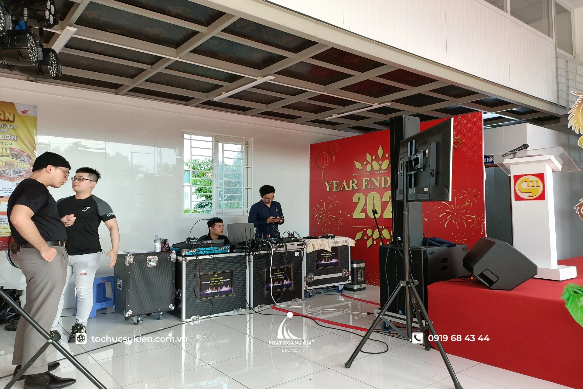 Kỹ thuật viên lắp đặt và kiểm tra thiết bị trước khi chương trình sự kiện diễn ra