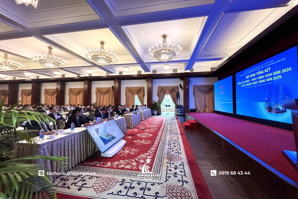 Màn hình tivi dưới sân khấu hội thảo doanh nghiệp hiển thị nội dung chương trình