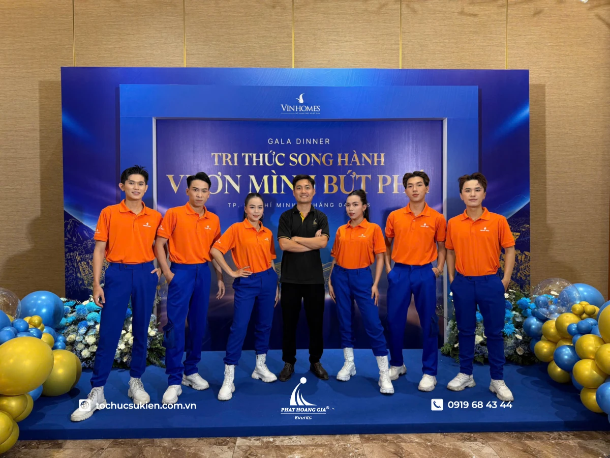 Nhân sự Phát Hoàng Gia chụp ảnh cùng vũ đoàn trong buổi Gala Dinner của Vinhomes