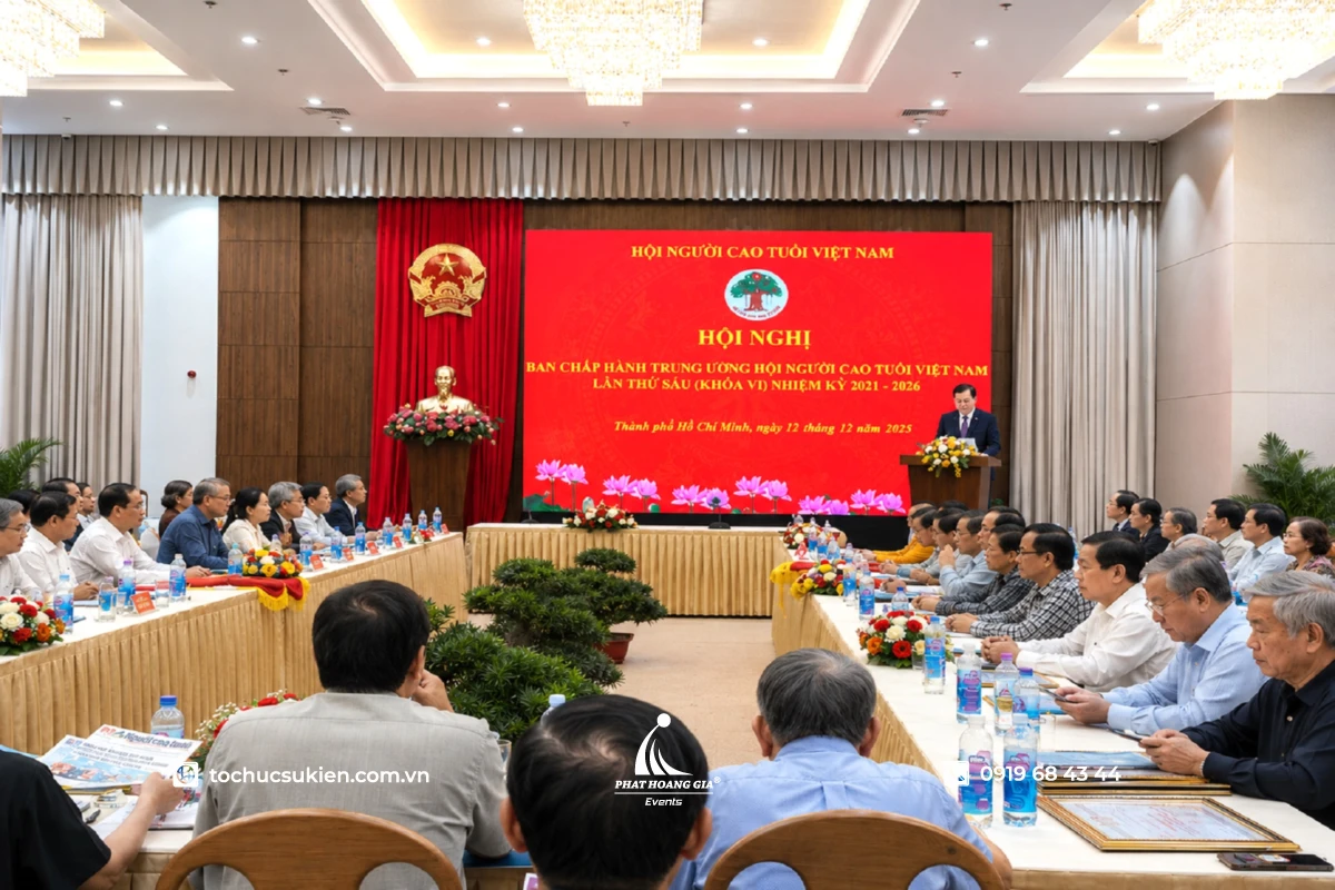 Người chủ trì phát biểu trong hội nghị, minh họa chủ trì là gì