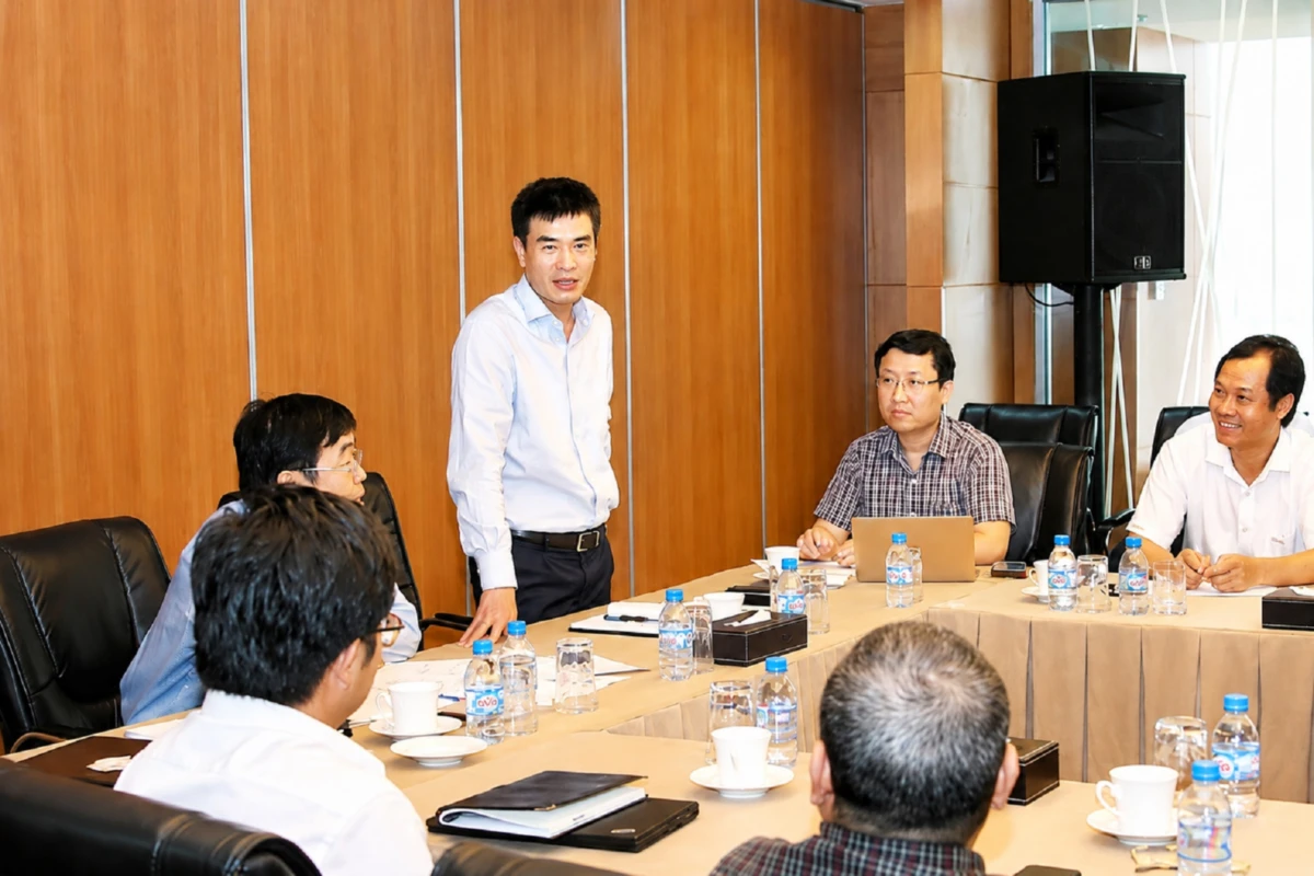 Người chủ trì cuộc họp đang điều hành và trao đổi với các thành viên trong phòng họp doanh nghiệp