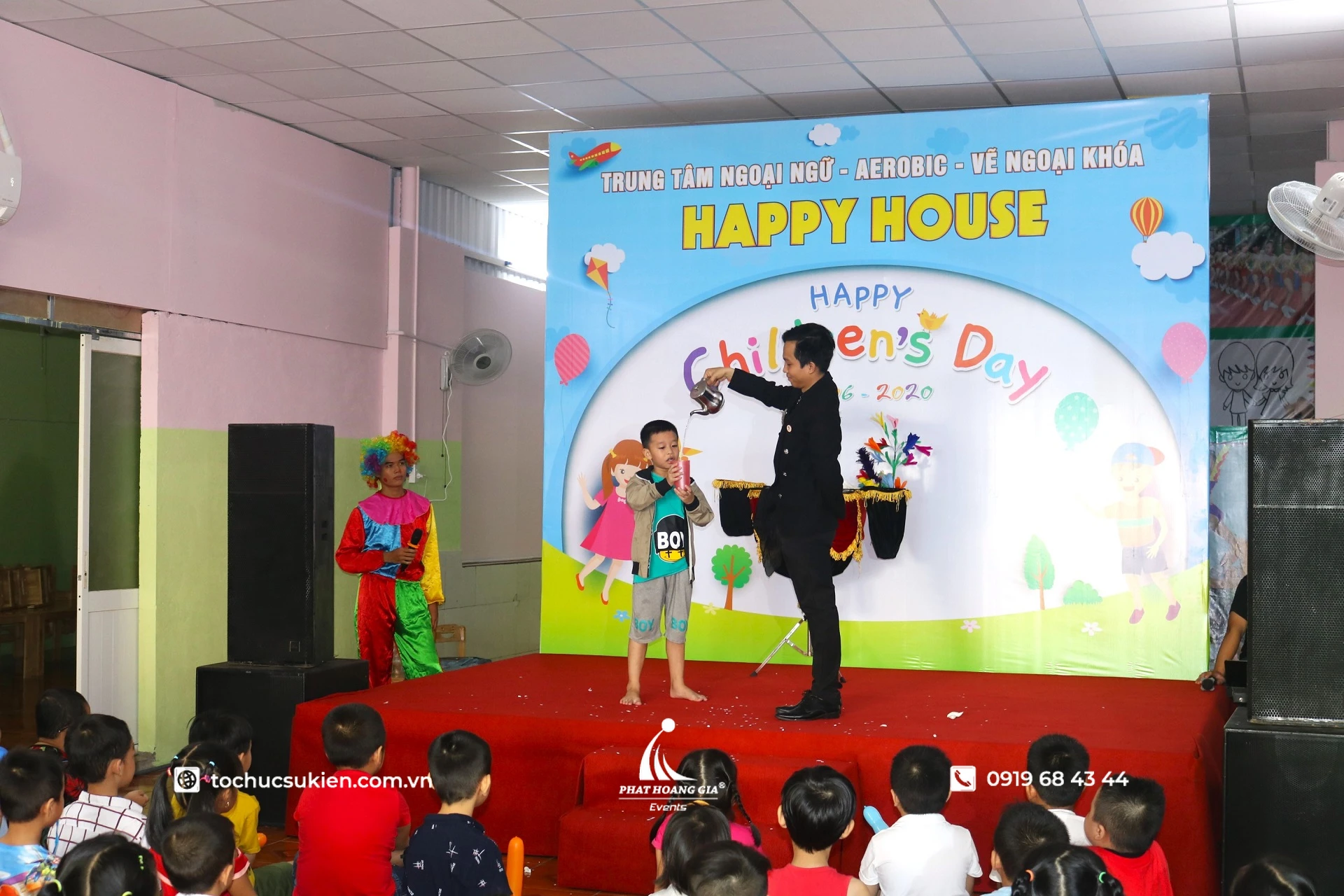 Ảo thuật gia tương tác với em nhỏ trên sân khấu trong chương trình thiếu nhi