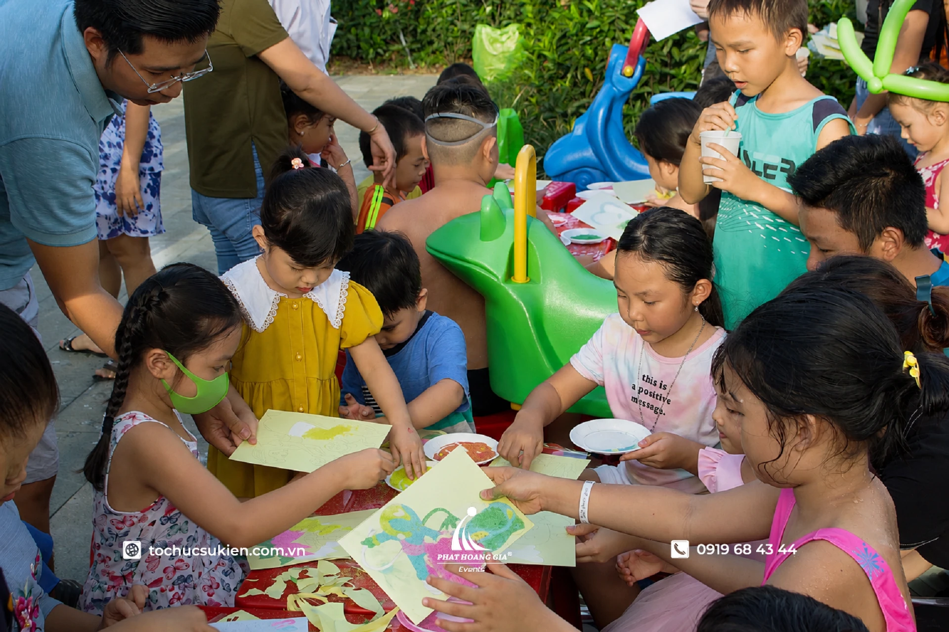 Trẻ em tham gia workshop tô màu và sáng tạo tranh thủ công trong chương trình Quốc tế Thiếu nhi