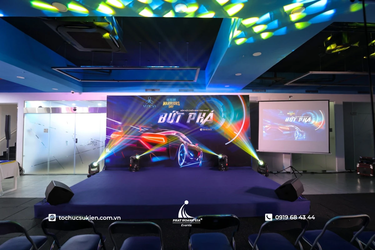 Concept sự kiện phong cách futuristic với sân khấu và visual đồng bộ