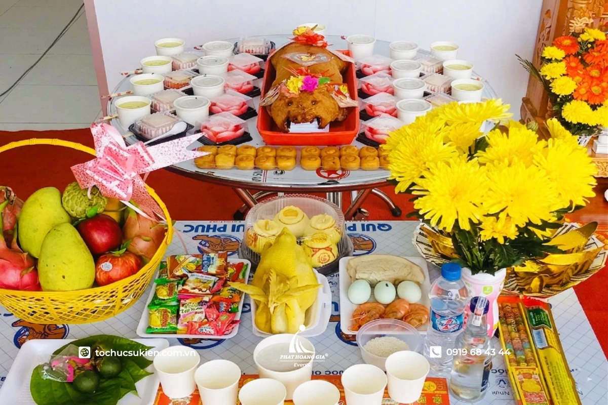 Mâm cúng khai trương cửa hàng với heo quay sữa, gà luộc, mâm ngũ quả và hoa tươi, bộ vàng mã và lễ vật liên quan