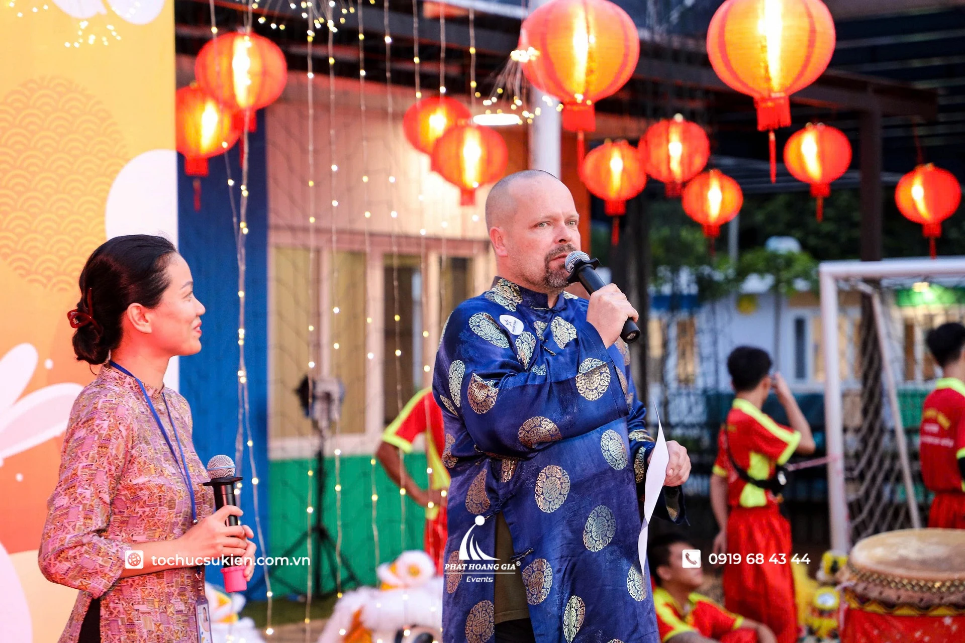 MC dẫn chương trình trên sân khấu trong lễ hội Trung Thu tại sân trường