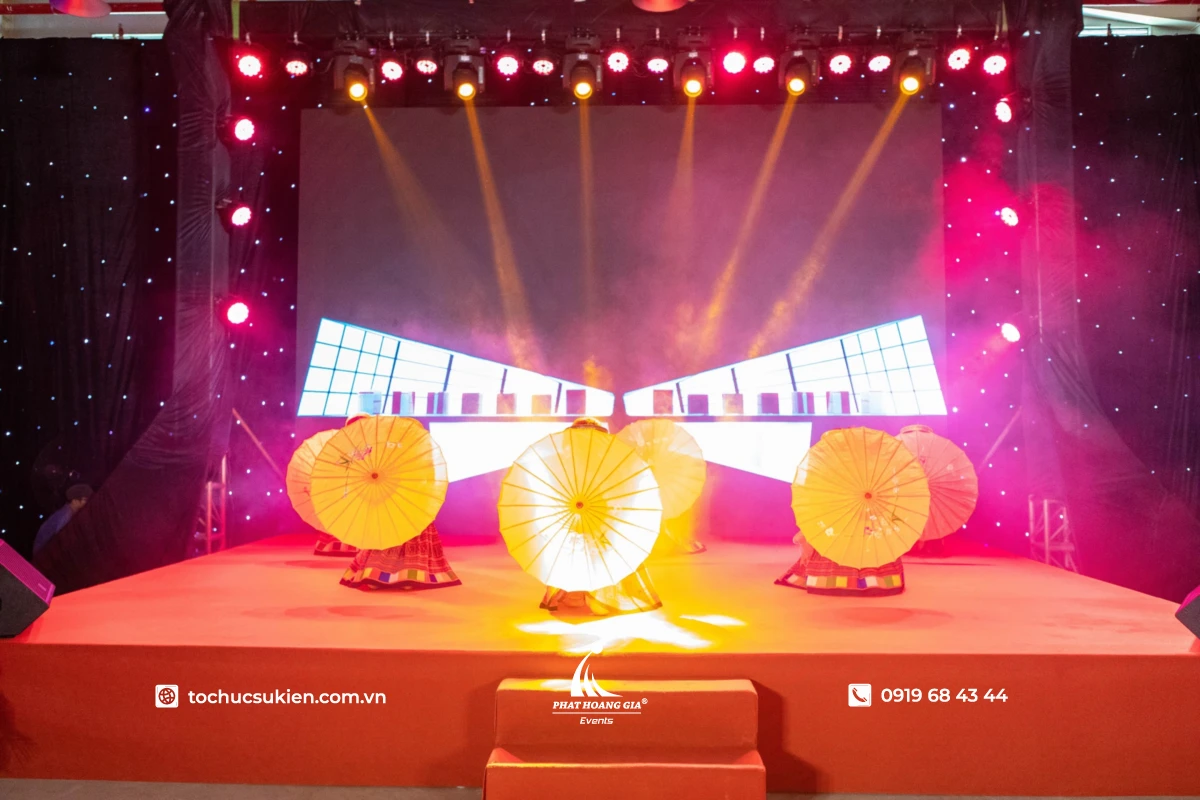 Hệ thống đèn PAR LED kết hợp đèn beam và màn hình LED cho sân khấu văn nghệ doanh nghiệp