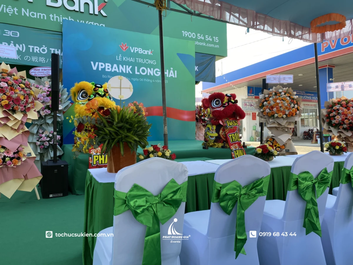 Không gian trưng bày hoa mừng khai trương tại khu vực sân khấu doanh nghiệp