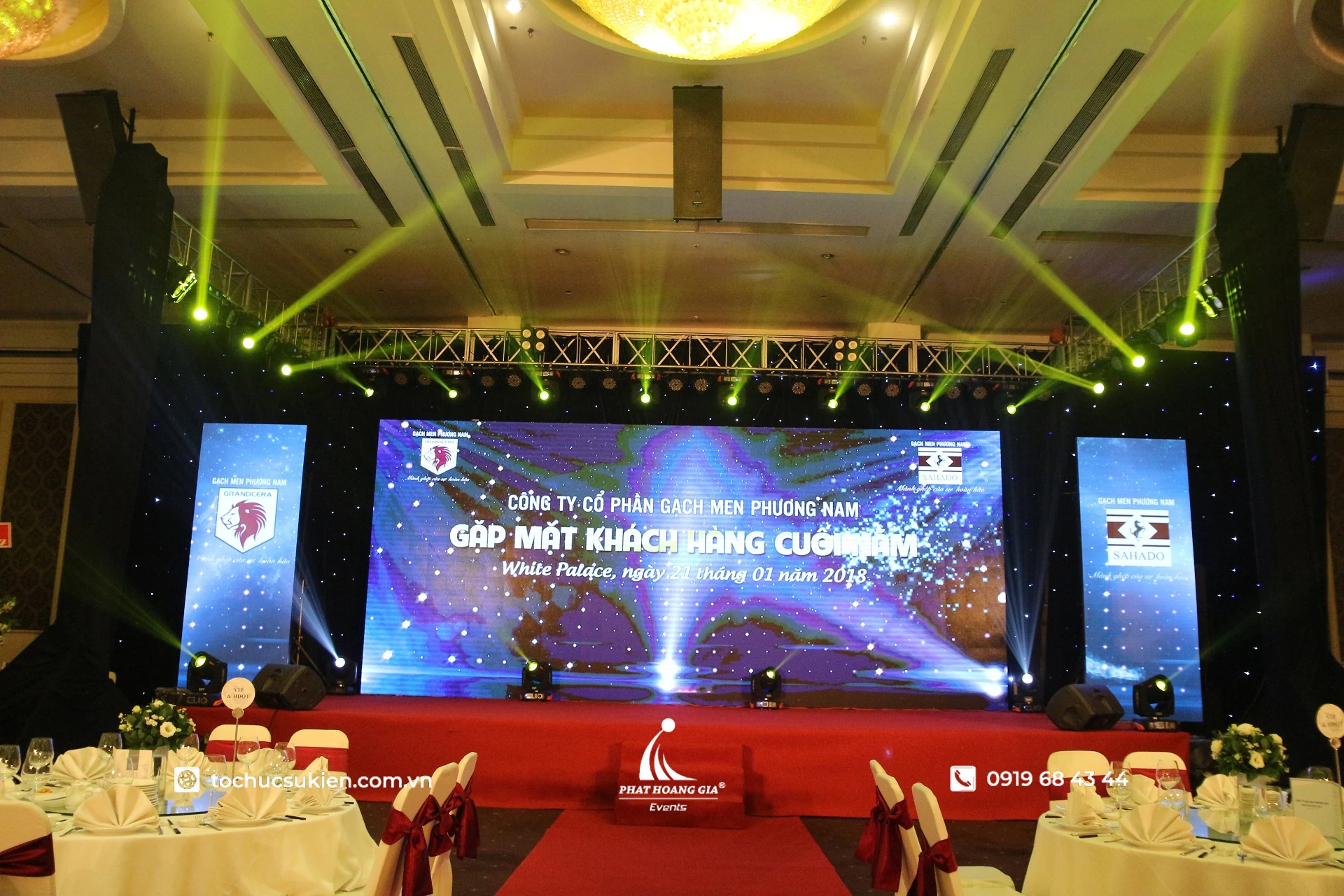 Khung truss sân khấu treo đèn và thiết bị ánh sáng trong chương trình gala dinner doanh nghiệp