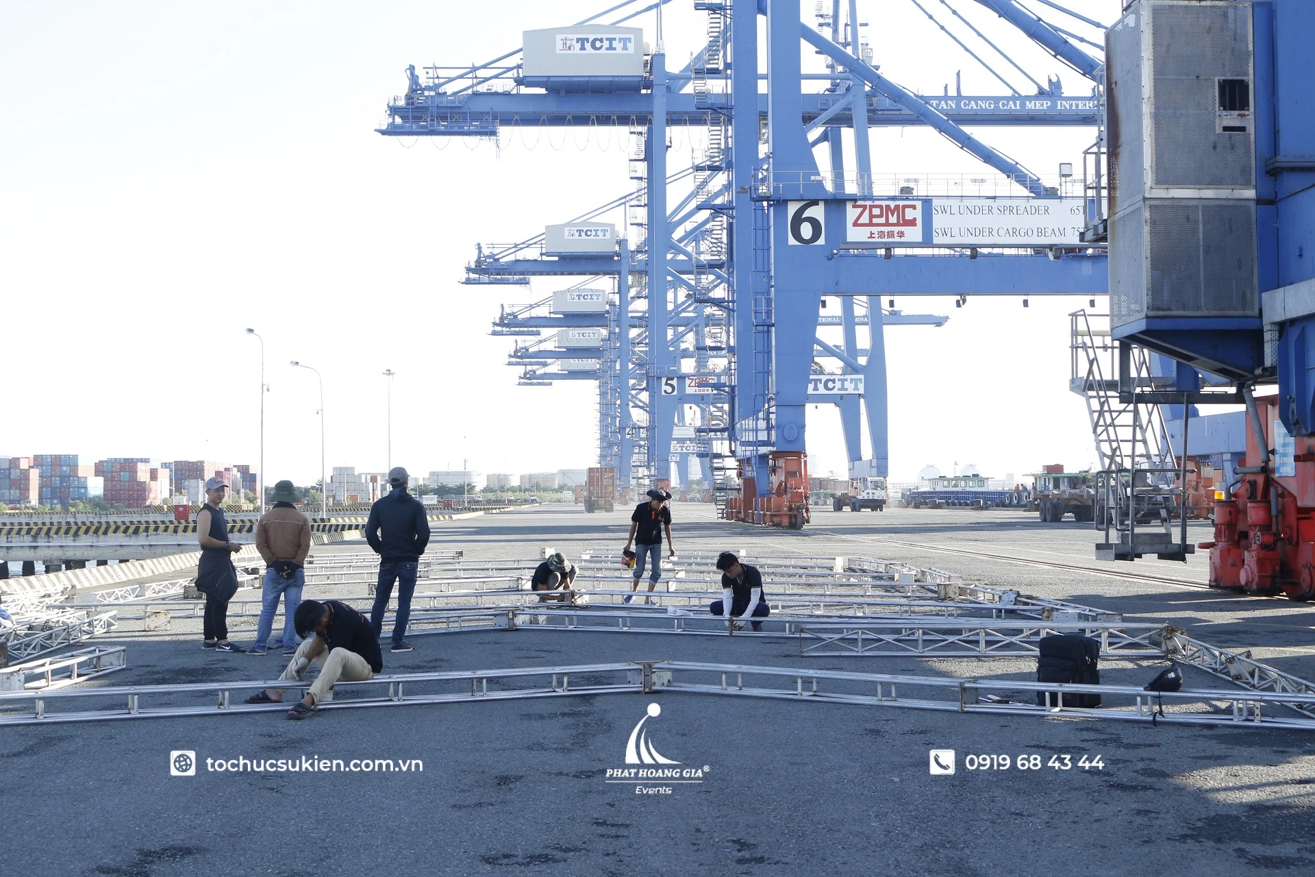 Kỹ thuật viên lắp đặt khung truss sân khấu tại khu vực tổ chức sự kiện ngoài trời