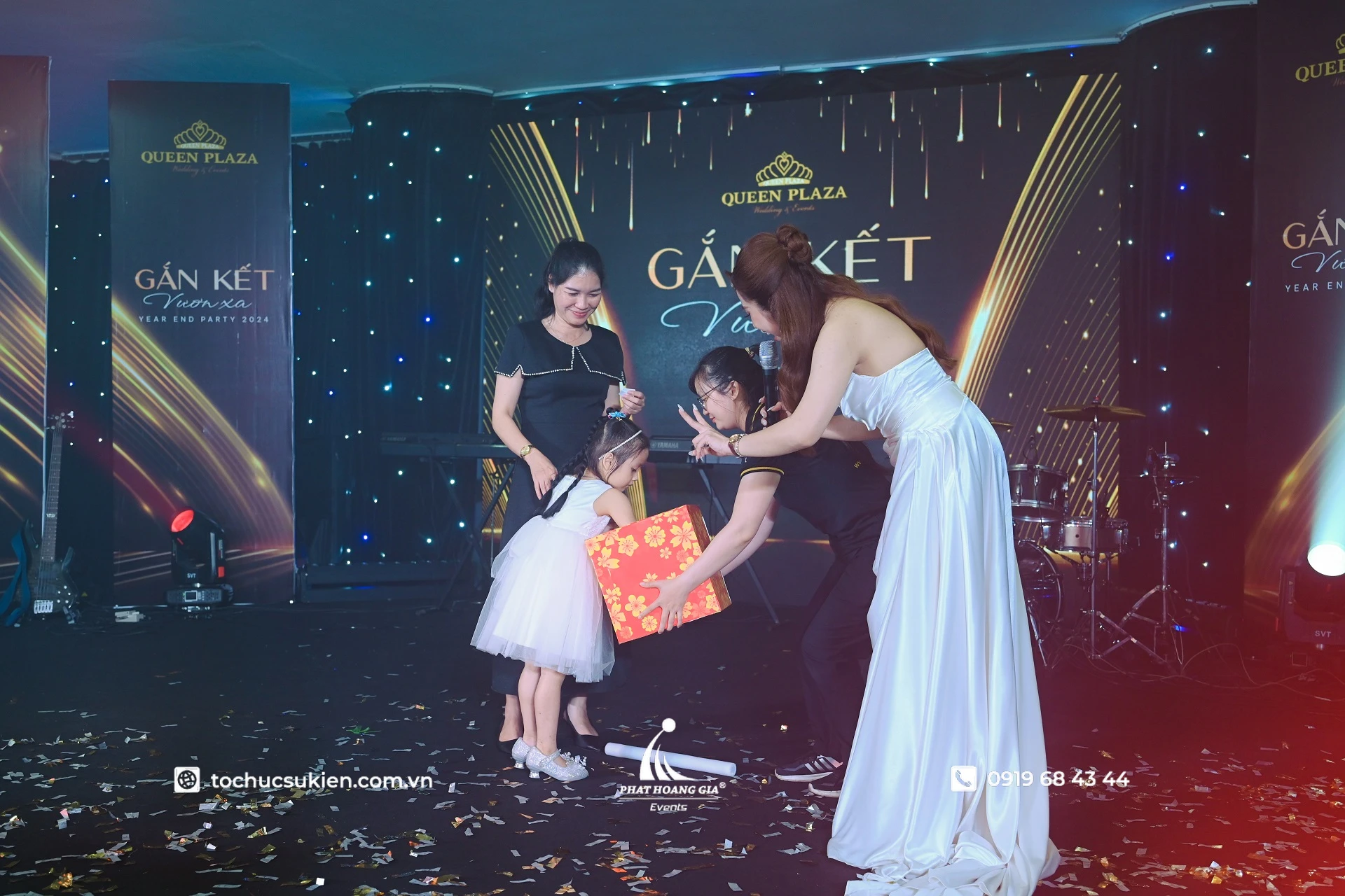MC điều phối hoạt động minigame bốc thăm may mắn trên sân khấu gala dinner doanh nghiệp